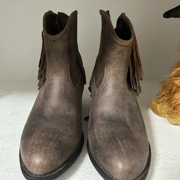 Ariat Distressed Brown Fringe Ankle Booties NWOT - Image 4