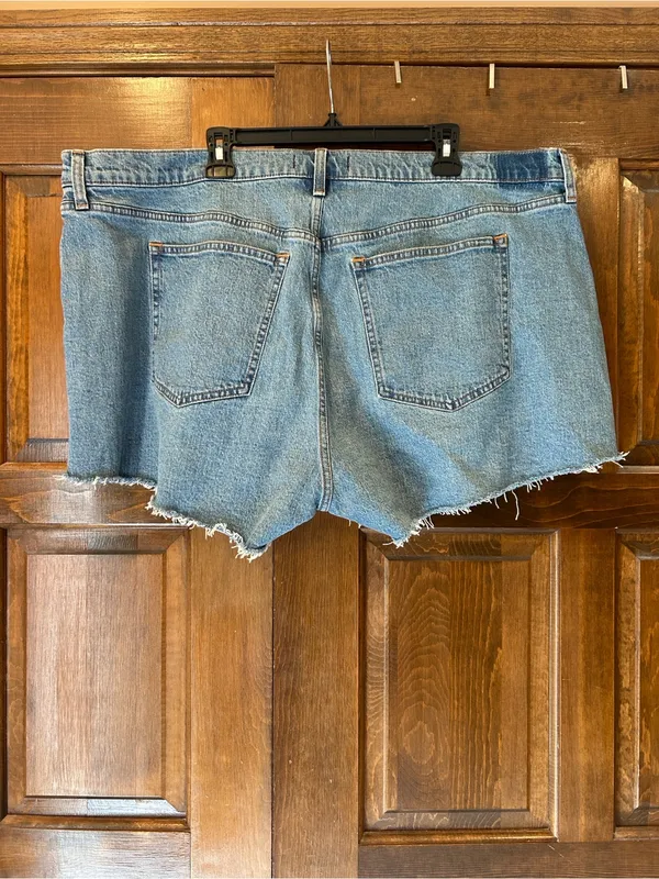 NWT Abercrombie High Rise The Mom Short Curve Love Denim Cutoff Shorts‎ Size 36 - Image 3