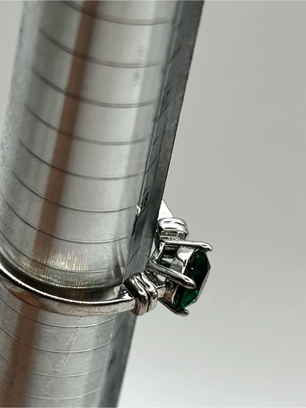 Silver Tone Emerald Green Solitaire Ring Size 8 - Image 2