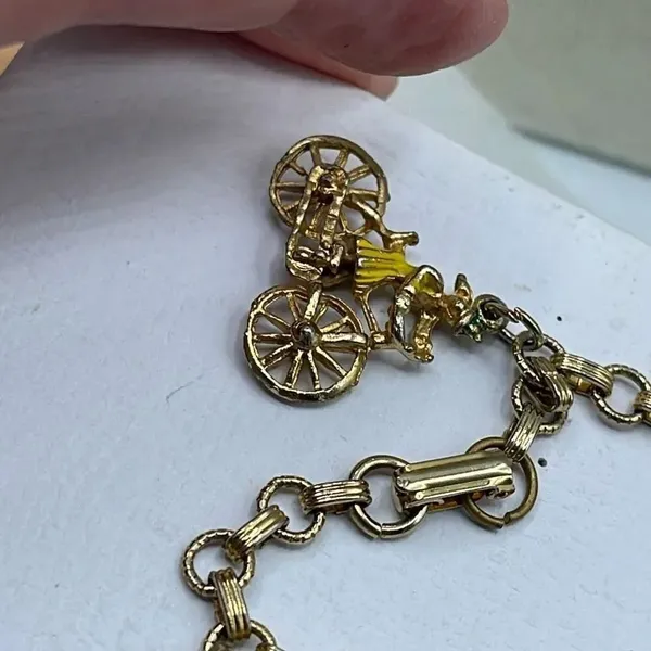 Vintage 6” charm bracelet. Gold tone with crossover clasp. - Image 4