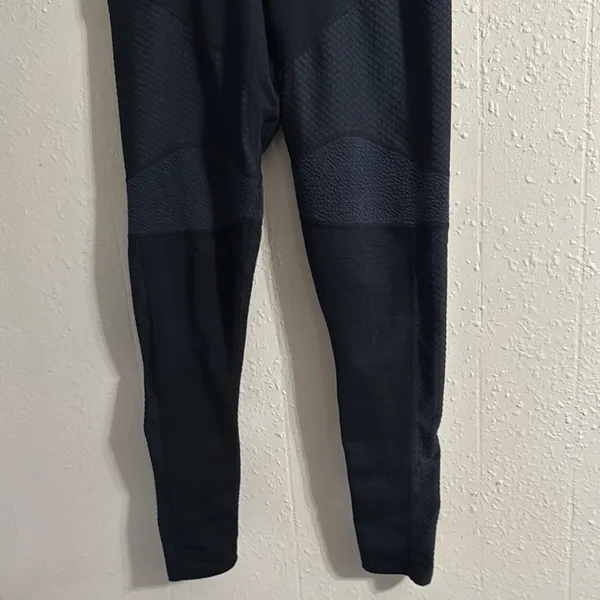 Gymshark Black Leggings Sleek Athletic Wear - Image 3