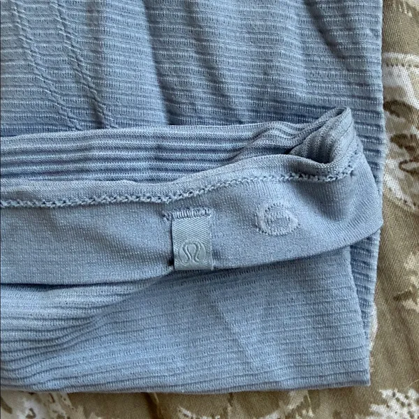 Women’s Lululemon long sleeve top - Image 3