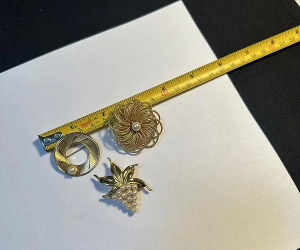 Lot Of 3 Gold Tone Brooch Pins Faux Pearl - Image 5