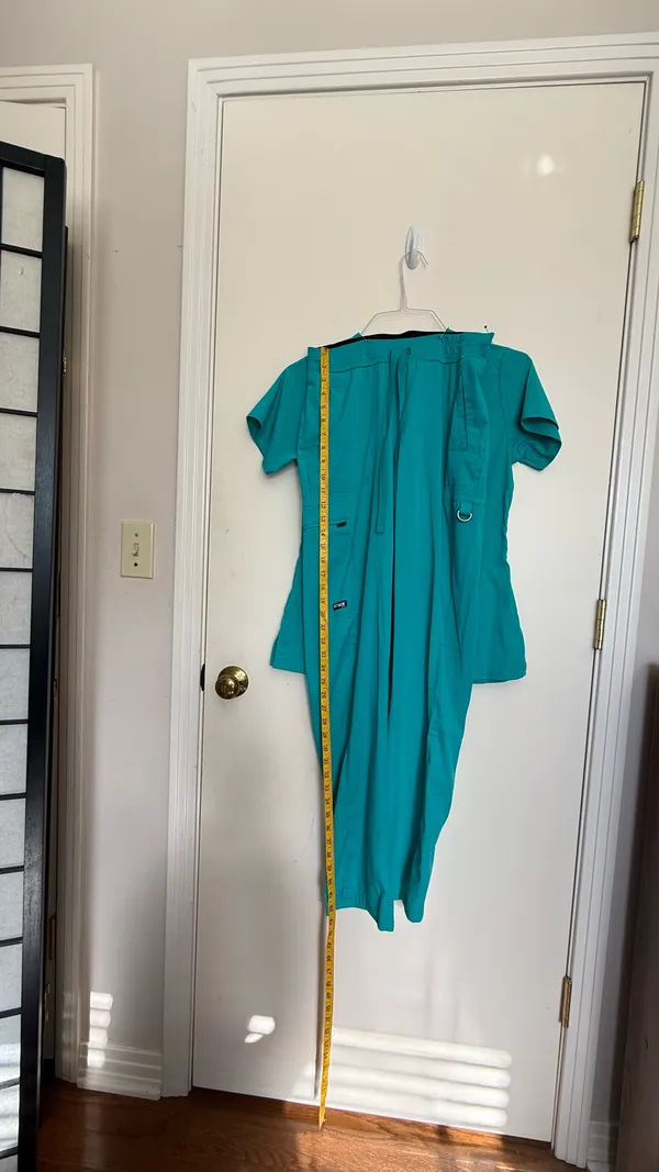 Stylish turquoise scrub ensemble from Grey's Anatomy. Features a V-neck top and matching pants. - Image 6