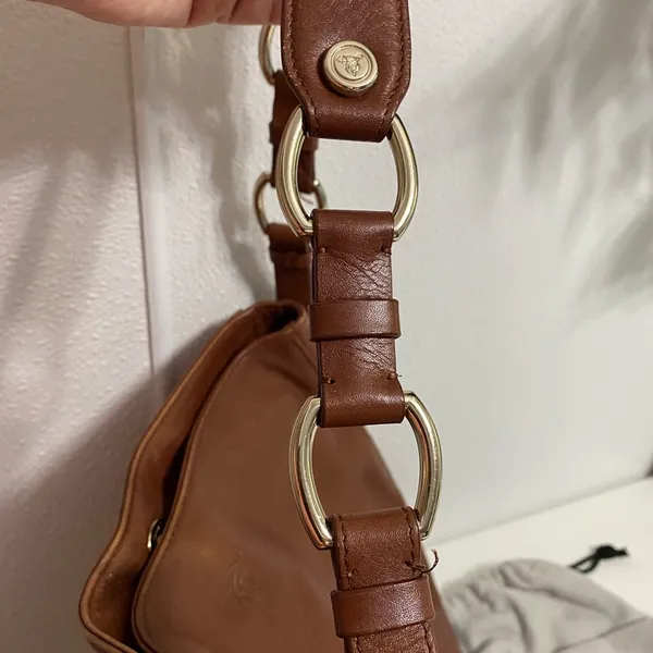 TreVero tan leather shoulder bag with gold hardware Brown - Image 5