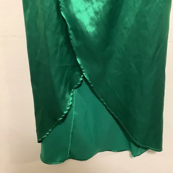Simplee silk like dress NWOT Medium long sleeve below knee. perfect for holidays - Image 2