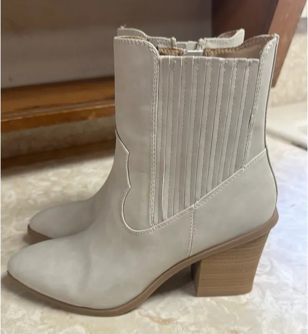 Lauren Conrad Cream suede ankle boots - Image 2