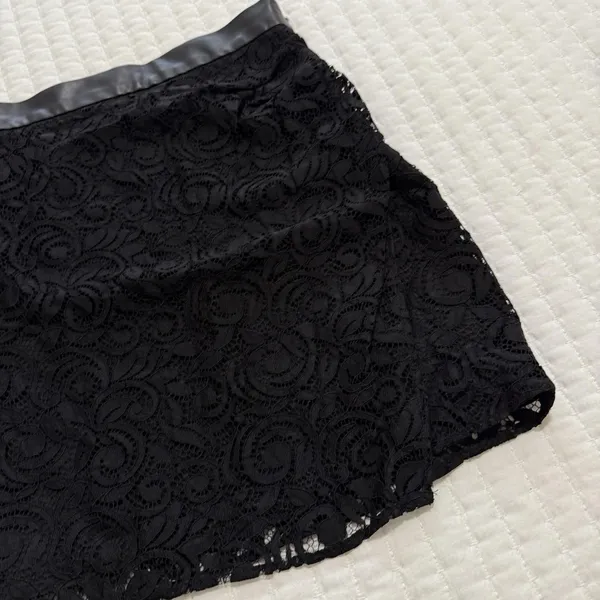 Zara Black Lace Mini Skirt With Faux Leather Waist Trim Detail Sz XS - Image 11