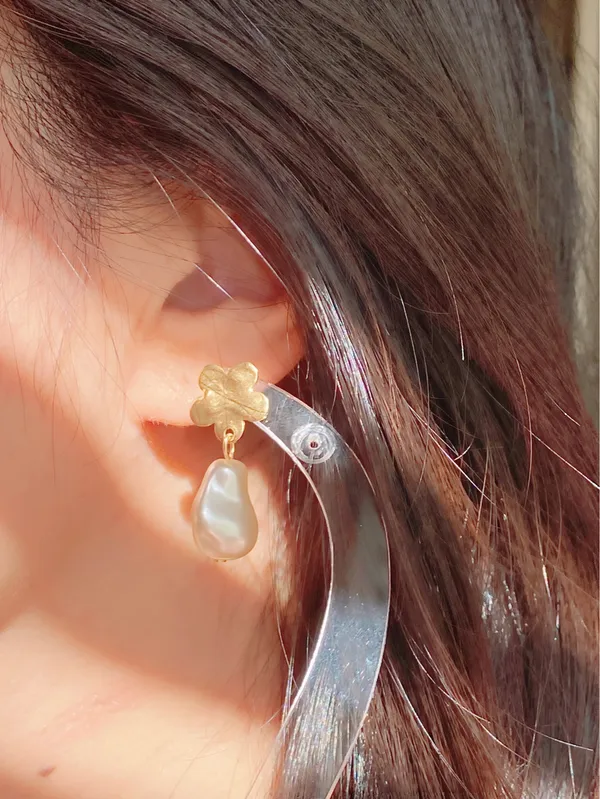 Handmade gold stainless flower acrylic baroque pearl dangle dangle earrings🌼 - Image 2