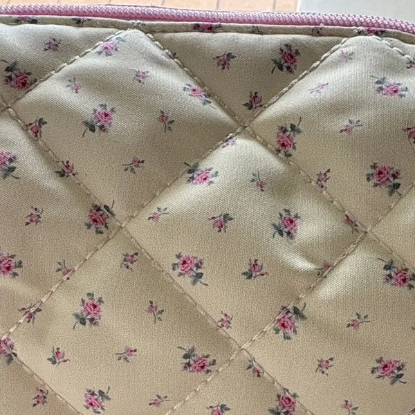 Charming Floral Quilted Cosmetic Bag - Cream - Image 2