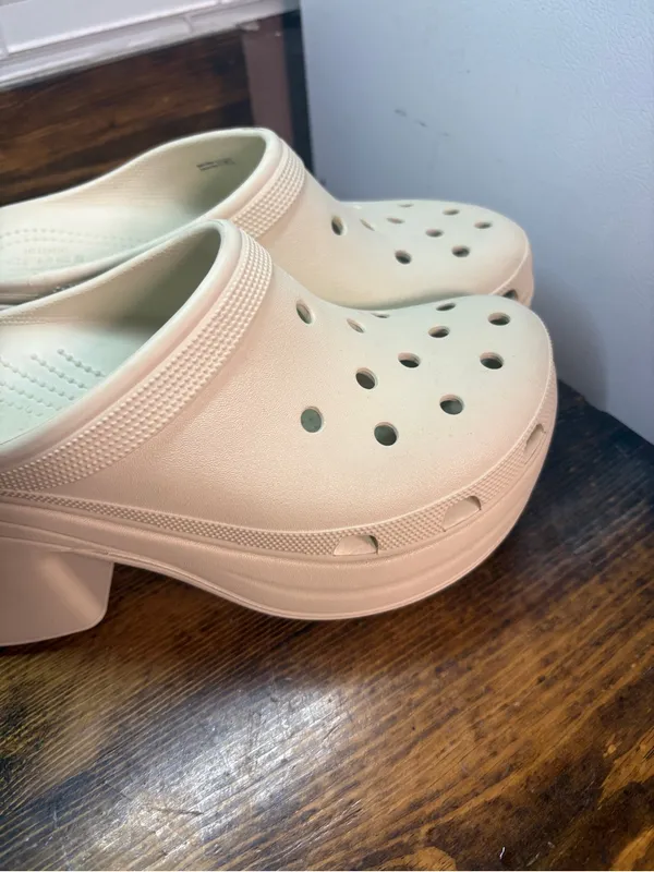 Crocs tan heeled mules size 12 - Image 3