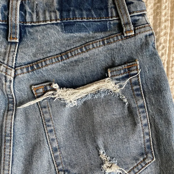 Abercrombie and Fitch high rise light wash mom shorts size 25 - Image 8