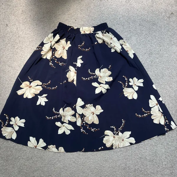 SHEIN Navy and Cream Floral Midi Skirt with Button Accents - Image 7