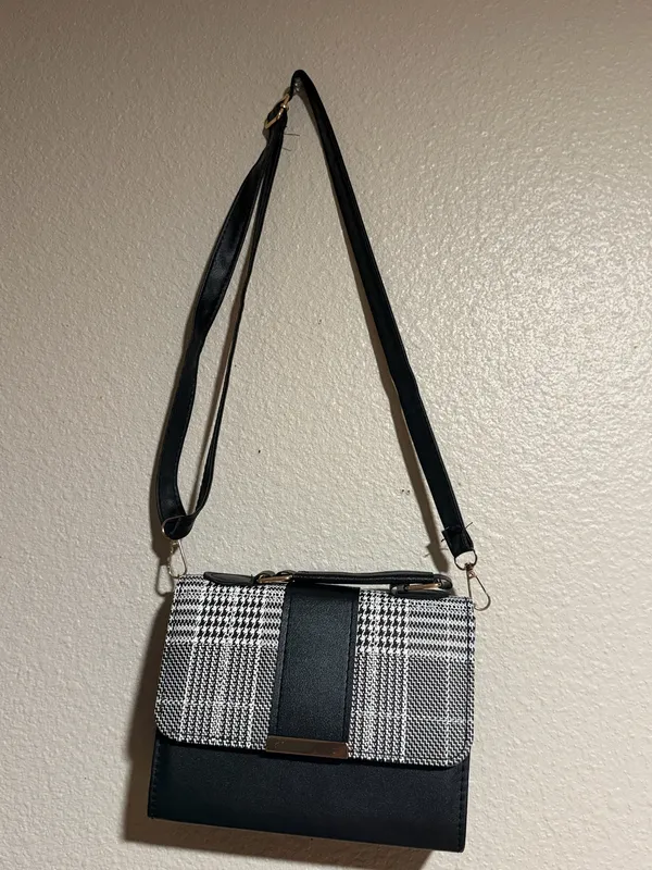 Stylish and elegant handbag in good condition. Perfect for everyday use, work, shopping, or going out. Spacious enough to carry your essentials and easy to match with different outfits. Please check the photos for the exact condition and details. - Image 4