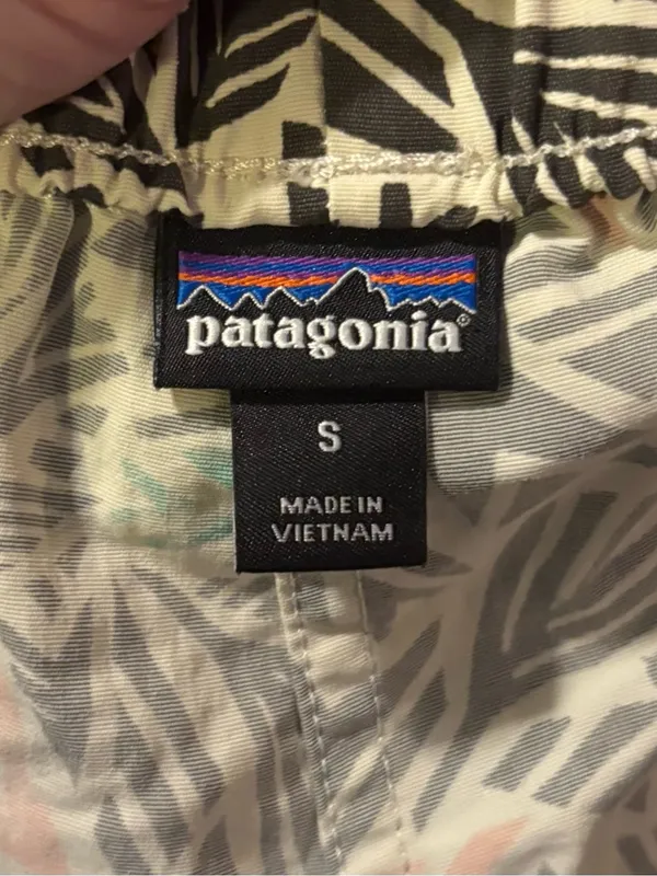 Patagonia women’s Barely Baggies Shorts sz S - Image 3