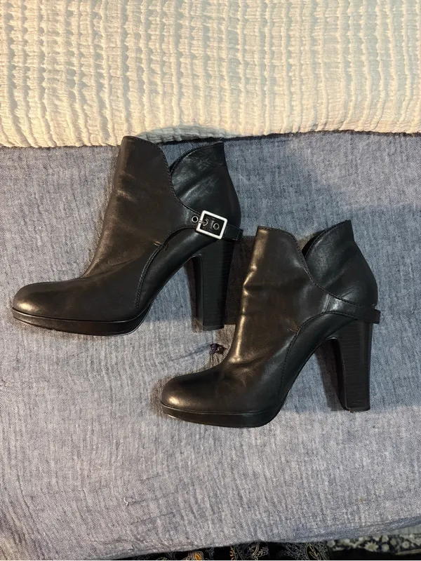 Vera Wang Black Leather Block Heel Ankle Boots - Image 3
