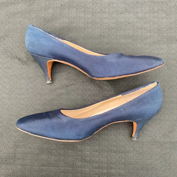 💙 Vintage 1950s or 60s Saks Fifth Avenue Fenton Last Size 7 Navy Blue Kitten Heels Pumps 💙 - Image 9