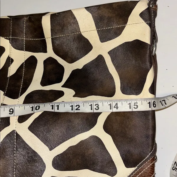 Source Unknown BROWN & CREAM FAUX LEATHER GIRAFFE PRINT DESIGN BIG BUCKET BAG SILVER HARDWARE - Image 9