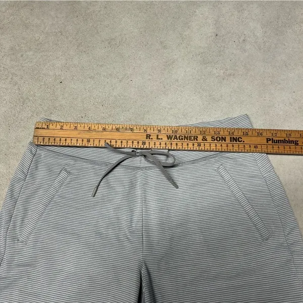Athleta Modern Metro Grey Striped Shortie Athletic Shorts Size Medium - Image 6