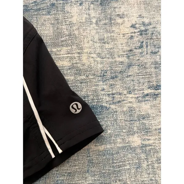 Lululemon Black White Lightweight High Rise Relaxed Liner Short 3" W7DD9S Size 2 - Image 3
