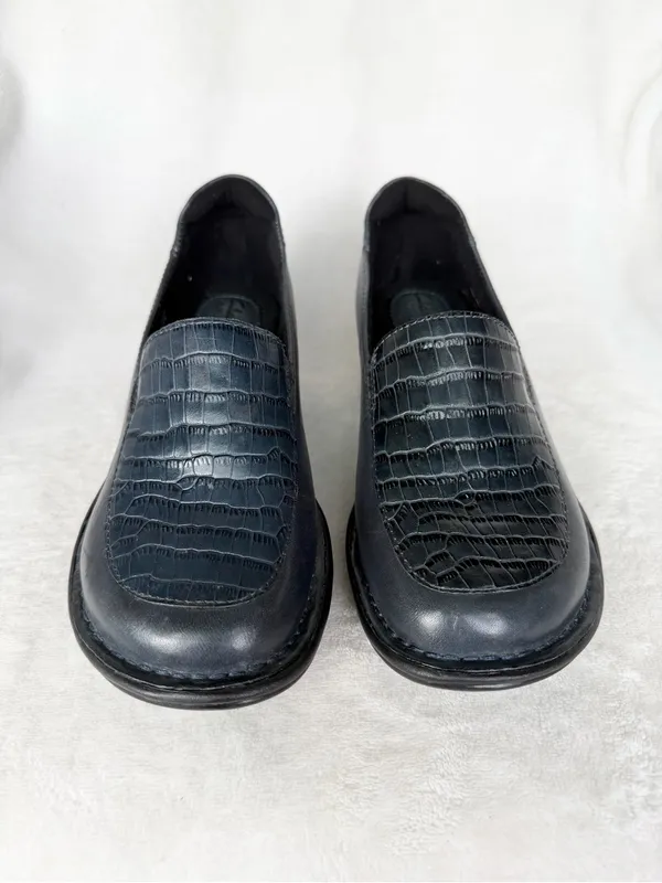 Women’s Clark’s Artisan “Mill Square” Crocodile Navy Blue Slip-On Loafer Size 6W - Image 3