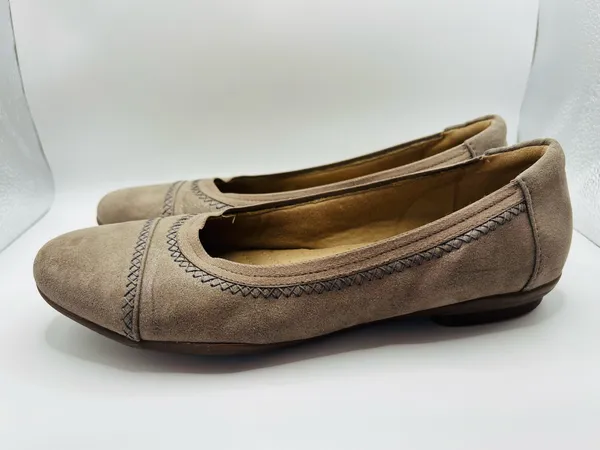 Clarks Suede Ballet Flats Taupe Comfort Slip On Round Toe Women’s 8.5M Casual - Image 2