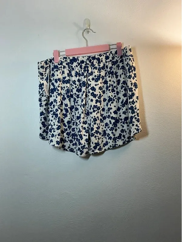 Old Navy Blue Floral Flowly Sleep Shorts Size Large - Image 2