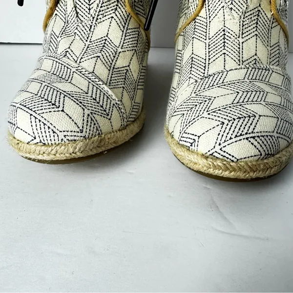 Toms Women's Cream and Black Espadrille Boots Size 8 - Image 5