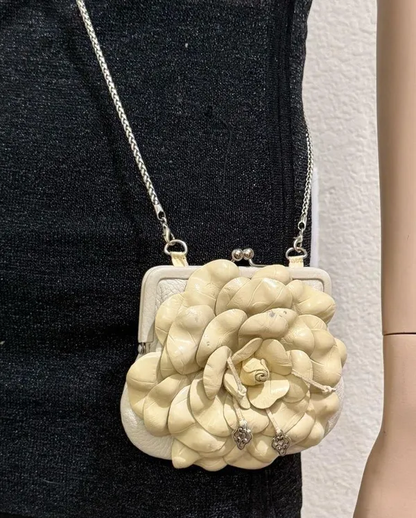 BRIGHTON Ivory Beige 3D Leather Flower Convertible Coin Purse Wallet Crossbody - Image 5