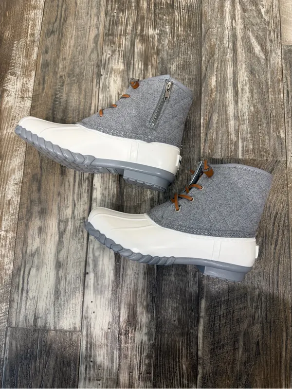 Women’s Gray and White Winter Duck Boots Size 8 - Image 4