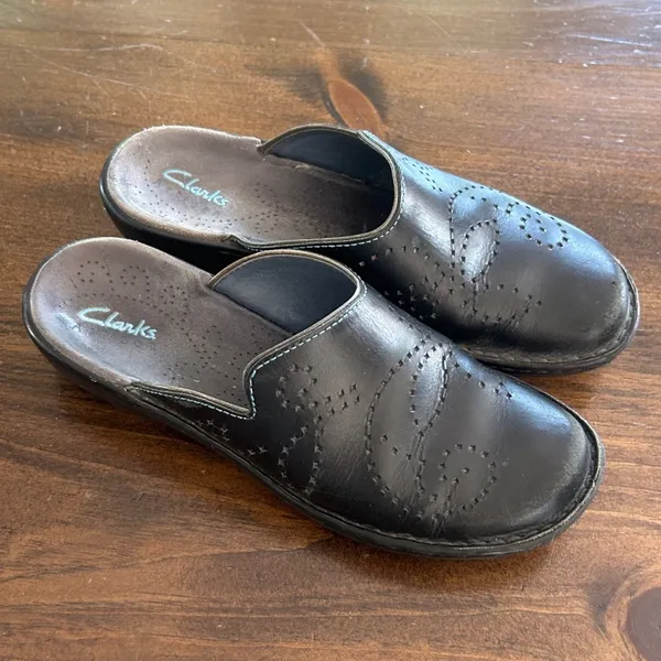 Clarks Artisan Leather Mules Women 7.5 Black Good Perforated Swirl Slides Casual - Image 4