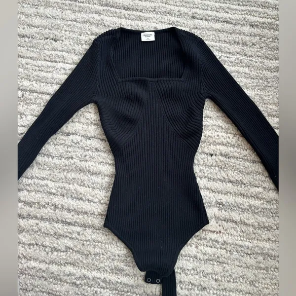 Abercrombie and Fits square neck long sleeve black bodysuit - Image 4