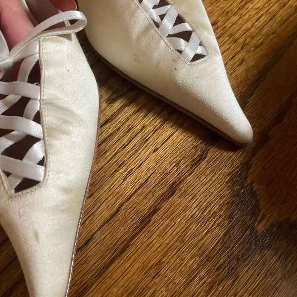 Vera Wang Mules Size 38.5 Ivory Satin Kitten Heels Lace Up (Flawed) - Image 6
