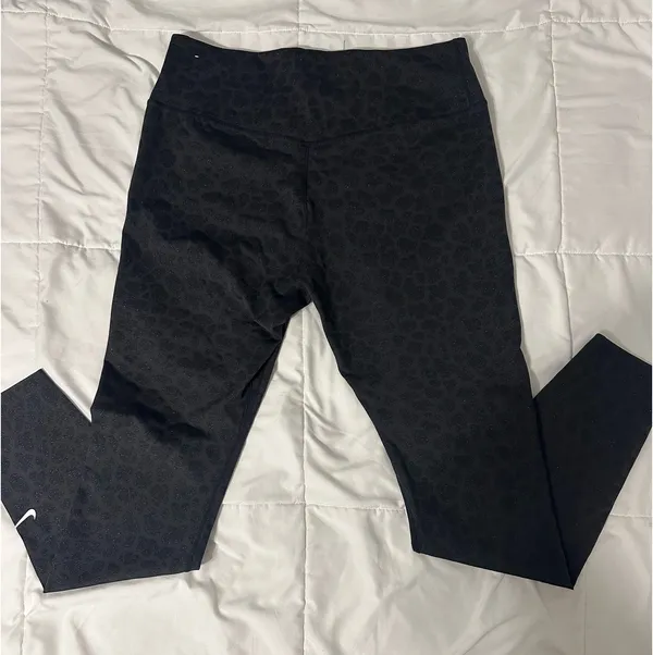 Nike Dri-Fit Sparkly Cheetah Print Workout Set - Image 7