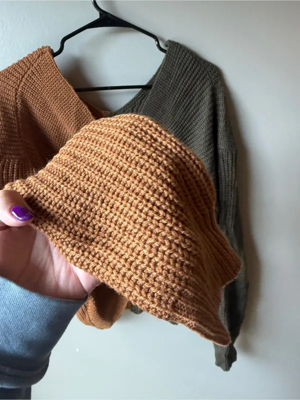 Two Tone Colorblock Twist Front Knit Sweater Medium - Image 3