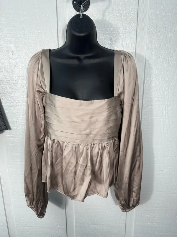 Abercrombie & Fitch Beige Ruched Top Size Medium EUC - Image 2