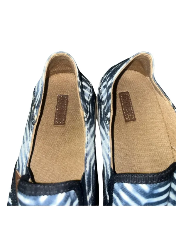 OluKai Pehuea Pa‘i Slip-On Sneakers Womens 9 Blue White Chevron Shibori Used - Image 5
