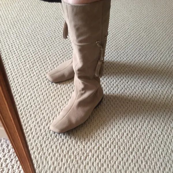 Great pair of suede boots. BNWT. Size 7.5 - Image 7