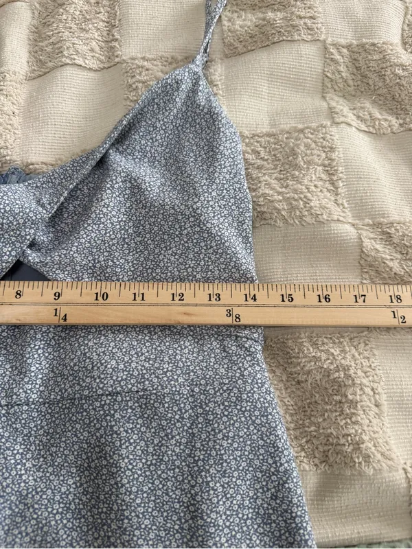 Abercrombie & Fitch Twist Front Cutout Mini Dress size Medium Petite - Image 2