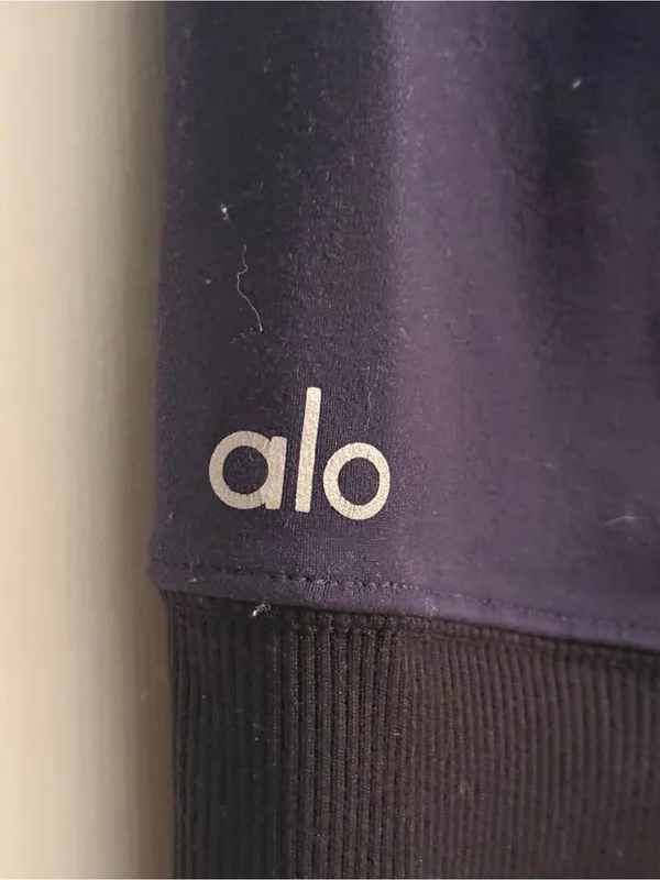Alo Goddess Leggings in Navy and Black - Image 4