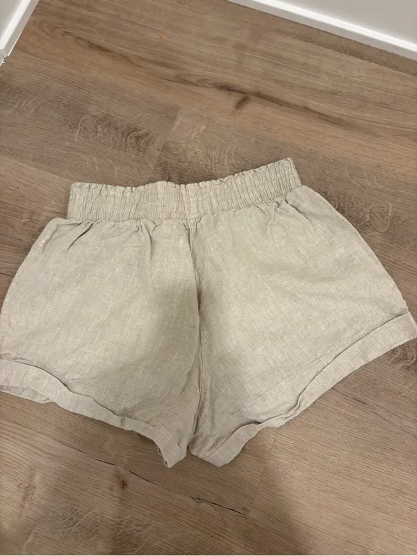 Reformation Cream Lightweight Shorts - Image 4