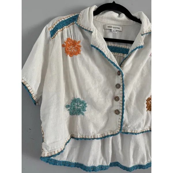 Urban Outfitters UO Rowan Souvenir Floral Embroidered Button Down Blouse Small - Image 3
