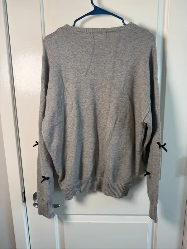 Edikted Gray Sweater with Black Bow Accents - Image 4