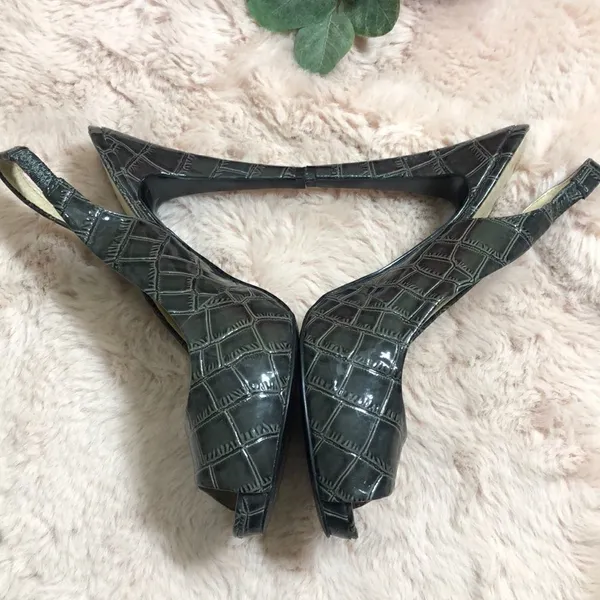 Nine West gray faux alligator material heels - Image 3