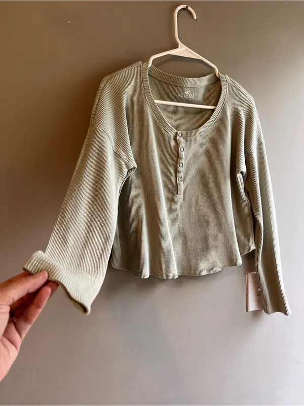 Hollister Ribbed Henley Long Sleeve Cropped Top in Sage Green Size Small - Image 3