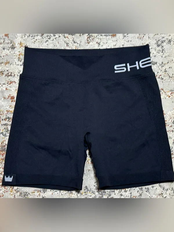 SHEFIT Seamless scrunch butt shorts size Luxe 12/14 black - Image 12