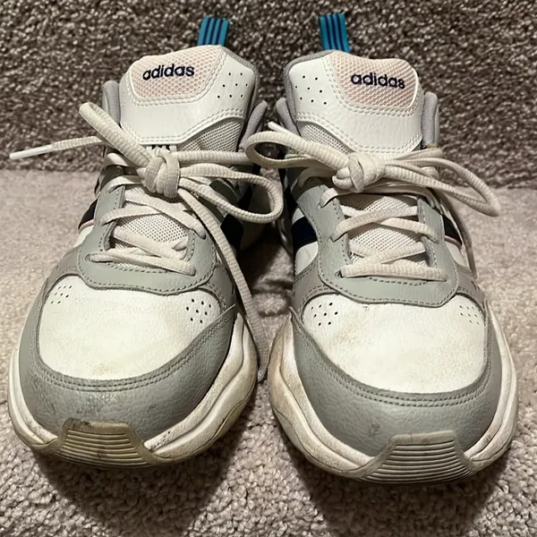 Adidas sneakers women’s 8.5 - Image 3