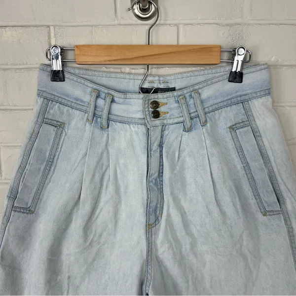 Vintage Liz Wear Liz Claiborne Light Wash Pleated Denim Shorts Size 12 - Image 4