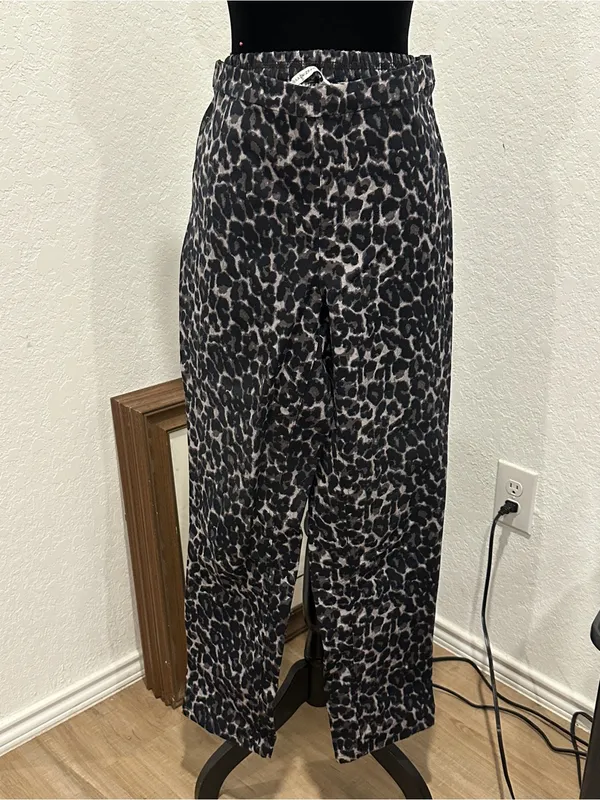 Isaac Mizrahi Leopard-Print Wide Leg Pants in Black & Gray - Image 2