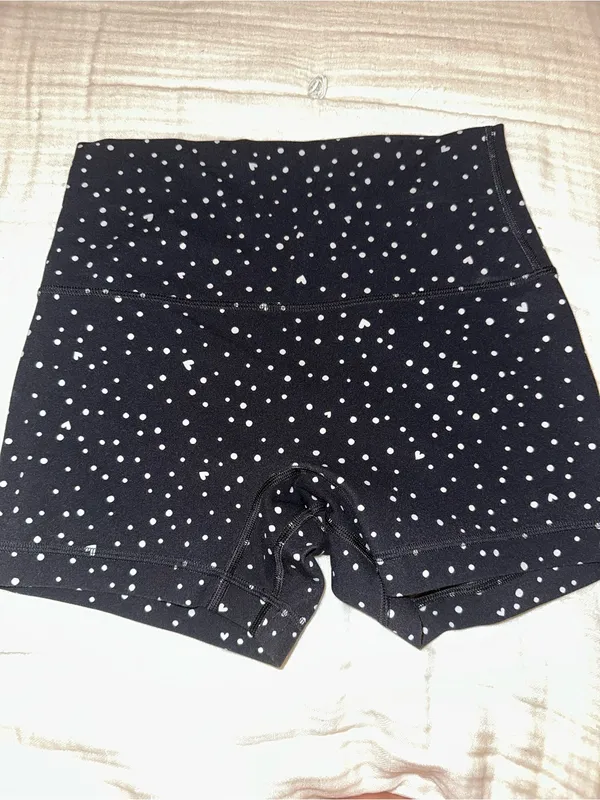 Lululemon Limited Edition No Line High Rise Align Scatter Heart Shorts size 6 - Image 2